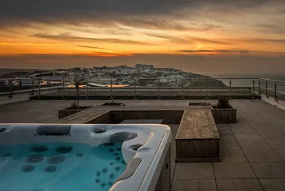 Pentire Hopuse Hot Tub