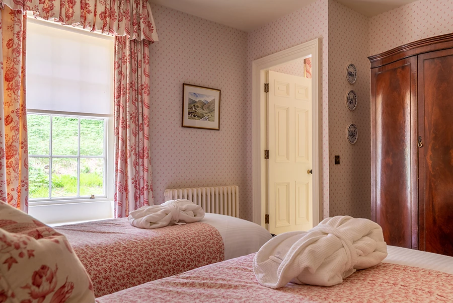 Mereview Manor Pink Bedroom 2