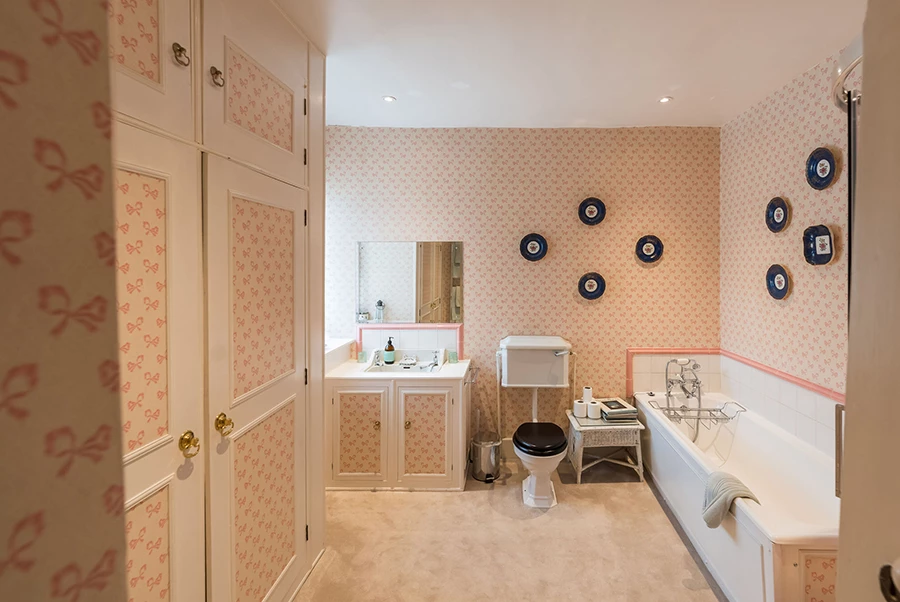 Ebrington Manor Panelled Room Bathroom