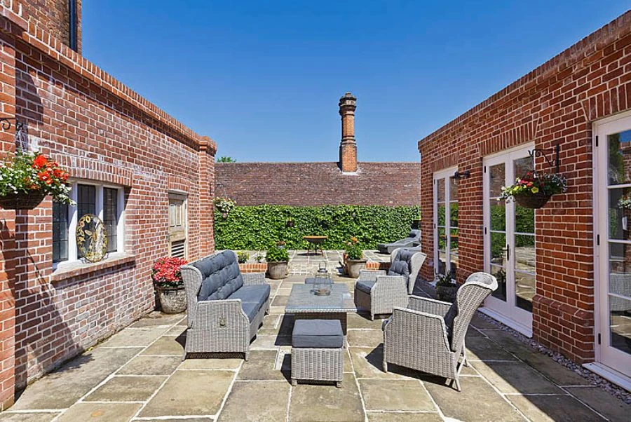 Cedar Tree Manor Courtyard Seating