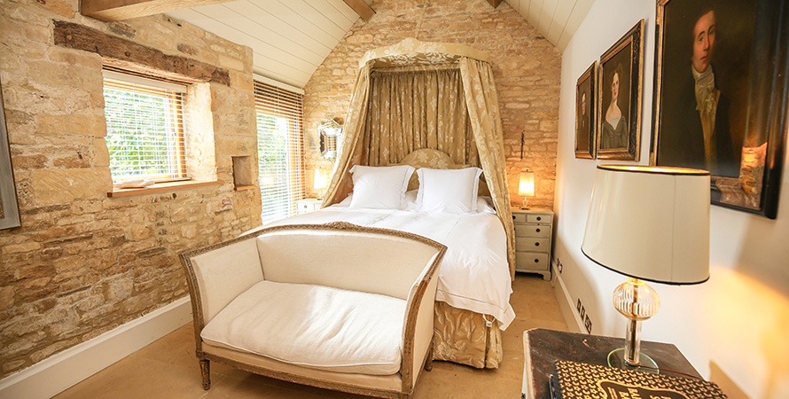 The Barn At Windrush Gold Bedroom