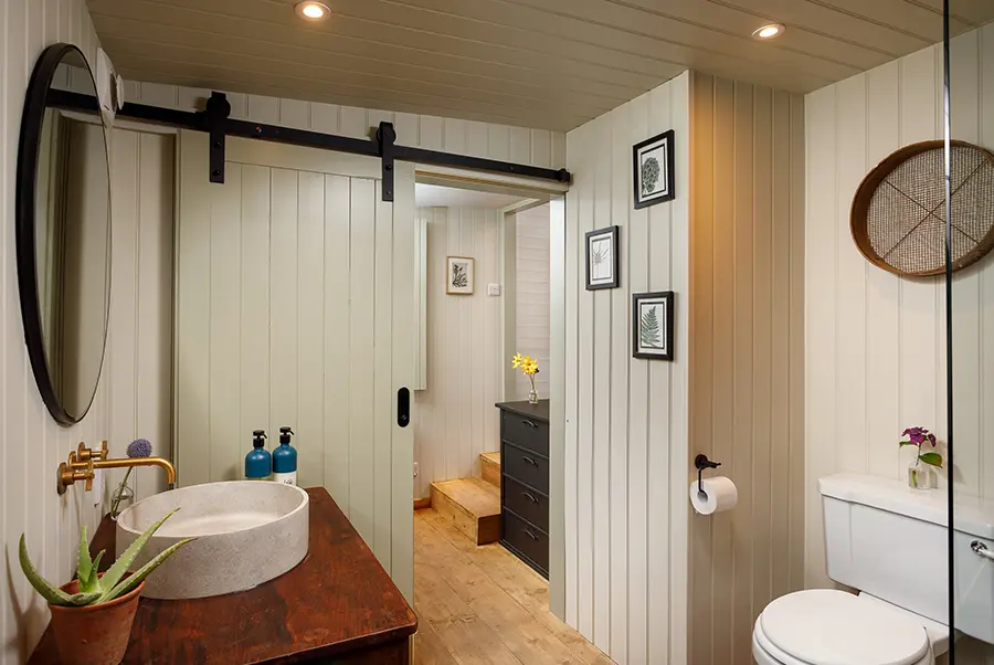 Parsonage House Shepherds Hut Bathroom 2